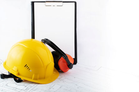 Sicherheitsfachkraft bei einer Arbeitssicherheitsbegehung in einem Betrieb in Recklinghausen