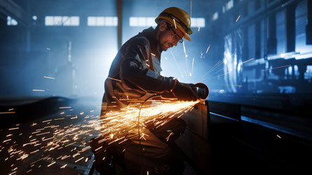 Beschäftigter trägt Gehörschutz in einem Industriebetrieb – Gehörschutzpflicht nach LärmVibrationsArbSchV im Arbeitsschutz.