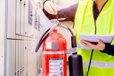 Externer Brandschutzbeauftragter Bochum – Ullertec GmbH bei einer Brandschutzbegehung im Betrieb