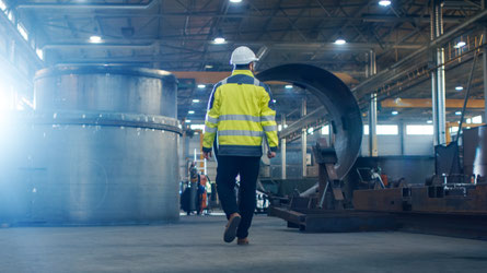 Fachkraft für Arbeitssicherheit bei Betriebsbegehung in Industrieunternehmen im Ruhrgebiet