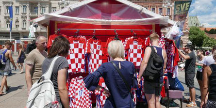 Verkaufsstand mit Dressen von Kroatien