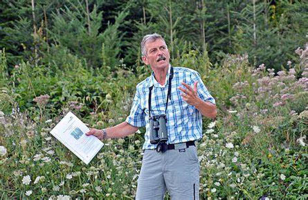 In seinem Element: Josef Borer an einer Führung durch den Wald xx Foto: Roland Bürki