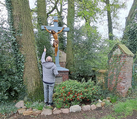 Pfr. Ulrich Franke segnet das Kreuz vom Hof Budde