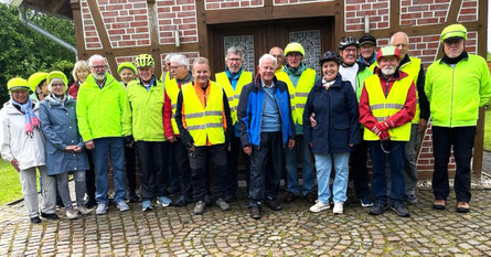Gruppenfoto vor dem Heimathaus, bevor die Radtour startete