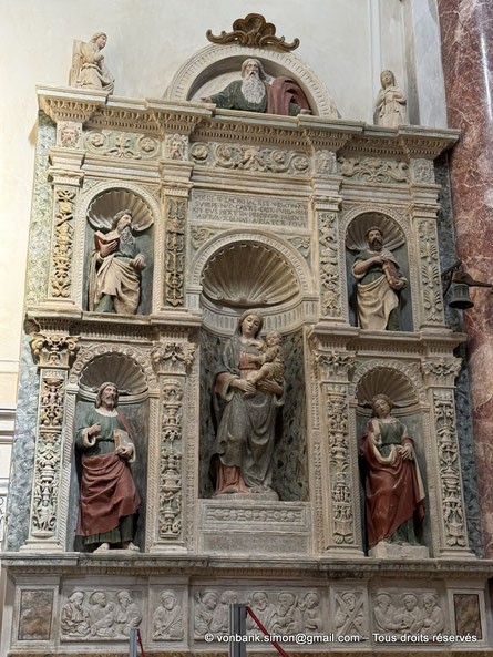 [NU929-2025-0828] Matera - Duomo : Retable de la Vierge à l’Enfant et des Saints
