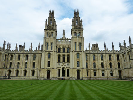 La ville d'Oxford en Angleterre abrite l'une des plus précieuses universités du monde. Celle-ci a été classée, en 2016, première  au palmarès des meilleures universités de la planète