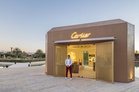 Cartier se réjouit d’ouvrir ses portes en plein cœur de Marrakech, une première pour la Maison. Ici, à la frontière du désert, Cartier présente ses créations dans un cadre qui rend hommage à la culture marocaine.