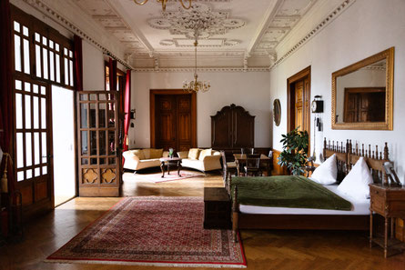 Hotel, Hotelzimmer, Suite, Kronleuchter, Kerzenleuchter, Doppelbett, Luxuriös, Hohe Decken, Großer Teppich, Couch, Großes Badezimmer,