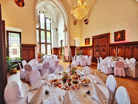 Hochzeit, Heiraten, Rittersaal, Pompös, eingedeckt, Weiße Bezüge, Vorspeise, Weiße Tischdecken, Weiße Servietten, Kerzenleuchter, Silberbesteck,  