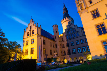 Führungen auf Schloss Arenfels bei Tag oder Nacht, mit Schwert oder Schild, für jung oder alt, 