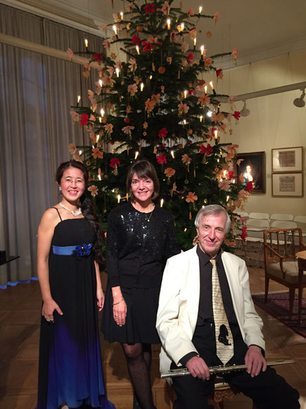 v.r. Herr Klaus-Peter Riemer(Flöte), Frau Dr. Heike Spies(Lesung) und Brummer(Klavier) /右からリーマー氏（フルート）、シュピース氏（朗読）、ブルマー