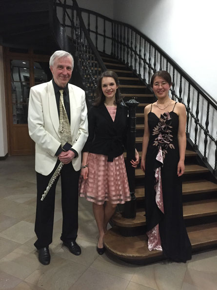 v.l. Herr Klaus-Peter Riemer(Flöte), Frau Monika Rytz(Sopran) und Brummer(Klavier)/左からリーマー氏(フルート)、リッツ氏(ソプラノ)& ブルマー
