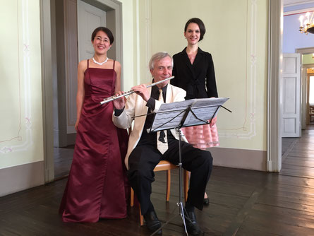 v.r. Frau Monika Rytz(Sopran), Klaus-Peter Riemer(Flöte) & Brummer / 右からリッツ氏(ソプラノ)、リーマー氏(フルート)& ブルマー