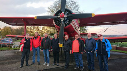 Die AMSAT-HB inspiziert eine Antonov AN-2. Von links nach rechts: HB9SKA, HB9DUN/DH2VA/, HB9WDF, HB9RYZ, HB9ARK, HB9EKO, HB9BLA und HB9MFL