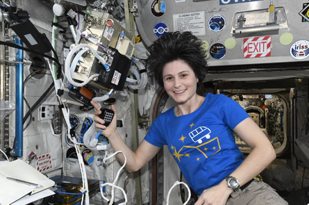 Astronautin Samantha Cristoferetti. Das Bild wurde von der ESA kurz nach dem Funkkontakt mit den Mova Scouts veröffentlicht. - https://www.esa.int/ESA_Multimedia/Images/2022/08/Samantha_Cristoforetti_ARISS_call_from_the_ISS#.Yu-tNs1HjP4.link