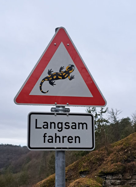 Eines der aufgestellten Warnschilder Foto © Helmut Schmitt