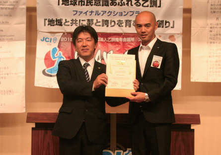 2014度ご卒業 齊藤寛之先輩(左)と三宅理事長(右)