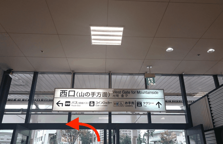 大分県別府市別府駅の西口を左手にでます。バス乗り場がすでに見えています。