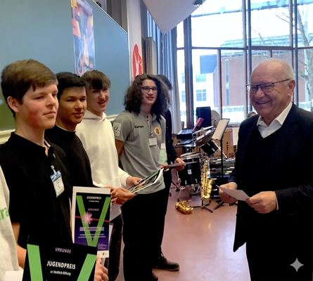 Preisgewinner mit Urkunden der Verdieck-Stiftung
