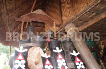 Fig. 25. Moko preserved under a roof in Pantar Island with food and other precious items (thanks to Alorese Ms Ydha)