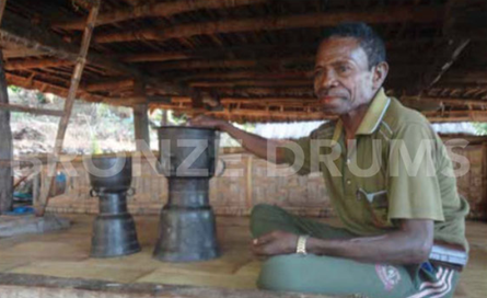Fig. 24. Moko in Takpala, with their papuan keeper Mr Ayub
