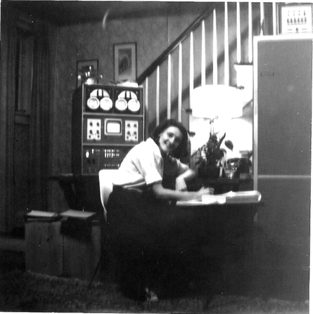 Mary Allen Wilkes nell'atrio d'ingresso di casa sua alle prese con la programmazione del LINC nei primi anni '60