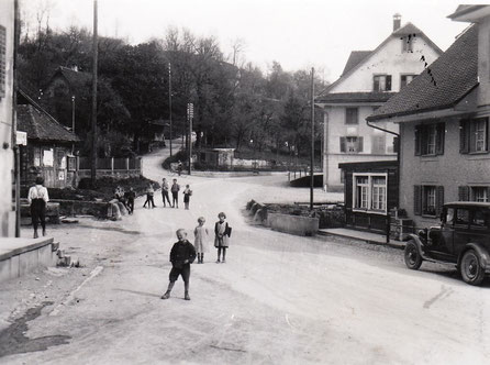 Abb.4: Auf der Landstrasse posieren Kinder für den Fotografen. Rechts das Gasthaus zur Sonne, hinten das Gasthaus Löwen. Aufnahme um 1920.