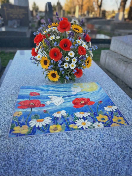 art funérairemosaïque avec motif de coquelicots et marguerites  et des colombes et bouquet de fleurs assorti ».