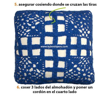 Almohadón con granny squares y tiras enrejadas tejido a crochet