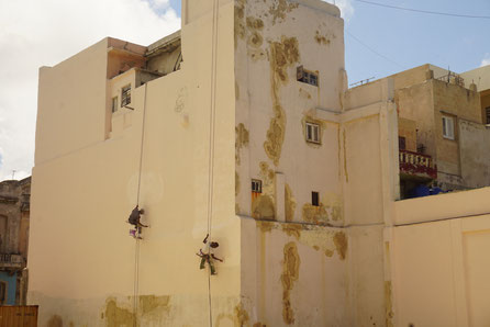 Arbeiter kleben wie Fliegen an der Wand - Fassadenarbeit  auf kubanische  Art