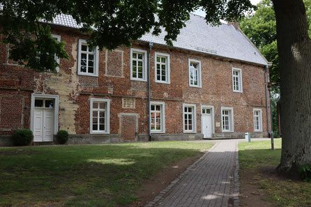 Langes Haus, ab 1554 von Goswin von Raesfeld erbaut. Einige Vorfahren waren "von Raesfeld" hörig. Meine Mutter wuchs im Schatten der beiden Häuser auf.