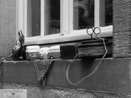 Verschiedene Gegenstände auf einer Fensterbank.