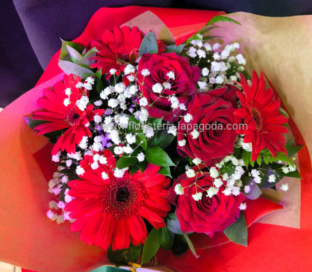 Ramo grande de flores variadas.