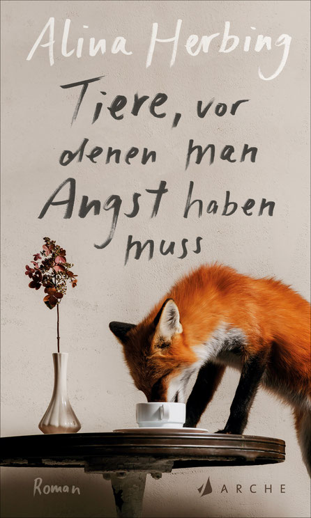 Auf dem Cover von "Tiere, vor denen man Angst haben muss" befindet sich ein Fuchs, der auf einen kleinen runden Holztisch steigt und aus einer Kaffeetasse trinkt.