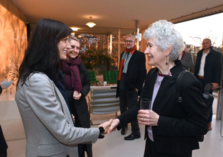 Brünn, Haus Tugendhat, Wohnraum. EU Kommissarin Mariya Gabriel und Daniela Hammer-Tugendhat. Foto: Zdeněk Kolařík, Magistrat der Stadt Brünn, 21. Nov. 2022