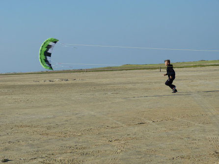 Noah versucht den Kite zu fangen