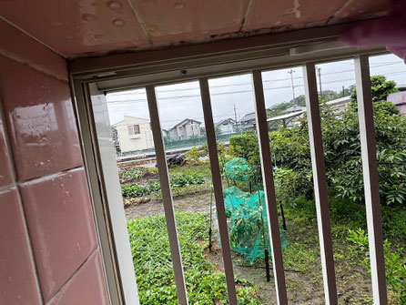 サッシ 掃除中