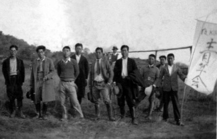 最初の青年団（会）と思われる写真。1937年6月29日発足（※）。最初は男性のみが構成員だった。1941年10月には別途女子青年修養団が発足した。