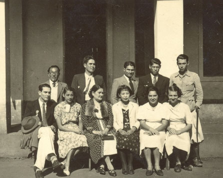1942年6月以前に撮影された教職員関係者の写真。日本人とパラグアイ人が一緒に写る写真は戦前から数多く残っている。