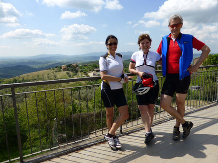 Rennräder in einem Bergdorf in der Toskana