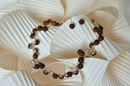 Geometrie trifft Holz Kollektion ist aus Zwetschgenholz gedrechselt. Der Gegensatz von rund / eckig, Holz / Silber, Matt / Glanz fasziniert Iela Scherrer. Durch die Maserung des Holzes wird jedes Schmuckstück zu einem Unikat. 