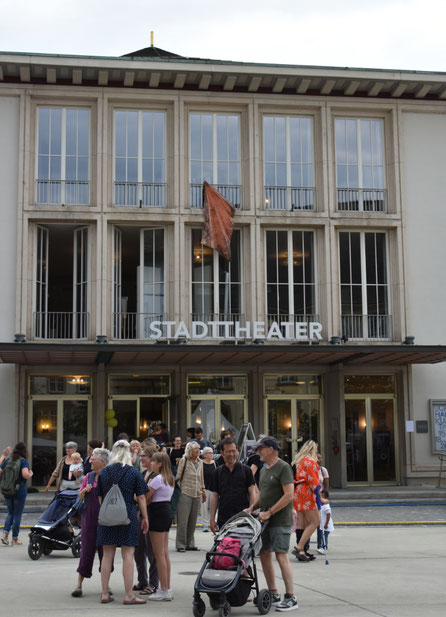 Für die Kulturtage Schaffhausen 2023 fertigte Iela Scherrer ein Objekt für das Stadttheater an, welches als Kunst am Bau an der Fassade befestigt wurde. mit der Technik des Falten und hämmern / Foldforming von Kupfer erstellte sie dieses Kunstobjekt.