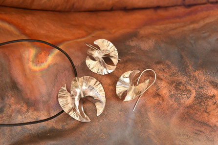 Die Antwort des Zufalls Kollektion entstand durch ein Kunstprojekt in dem ich in der Technik des falten & hämmern von Edelmetall Objekte gestaltete. Diese Ohrring und Anhänger fertige ich in Silber, Gold an. Schmuck ist ein Einzelstück von iela scherrer