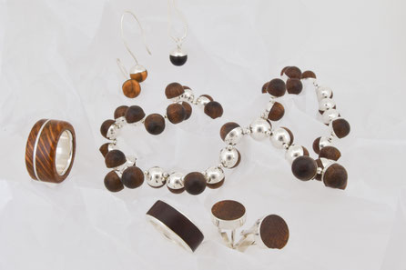 Die Kombination von Holz und Silber fasziniert mich. Die Ringe fertigt Iela Scherrer in ihrer Werkstatt von Hand an mit den verschiedensten Holzsorten, wie Grendadil, Rosenholz, Nussbaum. Der Schmuck produziert Iela Scherrer in Schaffhausen Schweiz