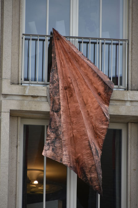 Für die Kulturtage Schaffhausen 2023 fertigte Iela Scherrer ein Objekt für das Stadttheater an, welches als Kunst am Bau an der Fassade befestigt wurde. mit der Technik des Falten und hämmern / Foldforming von Kupfer erstellte sie dieses Kunstobjekt.