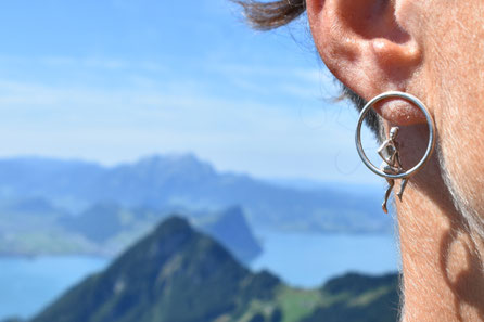 Um mein Inneres-Kind aufleben zu lassen Schaukelte ich vermehrt auf Spielplatze. dies Inspirierte mich zu dieser Schmuck „Geniess das Leben“ um Lebensfreude. Die Personen, Frauen und Männer hatte ich gegossen in meiner Werkstatt in Schaffhausen Schweiz.