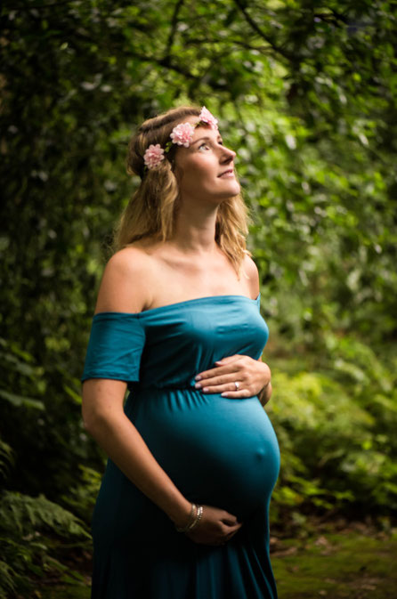 zwangere vrouw in blauwe jurk