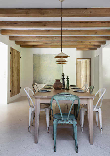 Salle à manger comprenant des chaises tolix chinées, une table de ferme en bois, des supspensions suspentes keaton