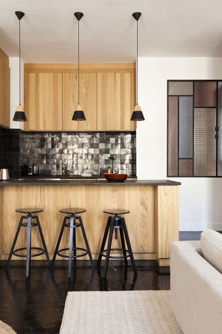 Cuisine d'un appartement à Marseille rénové par l'Atelier Lansac. Crédence en carreaux de zellige noir. Mobilier en bois sur-mesure