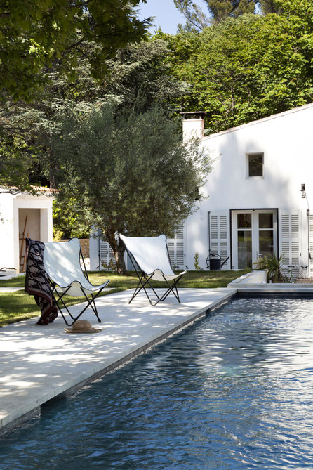 Jardin avec vue sur la piscine et son pool house